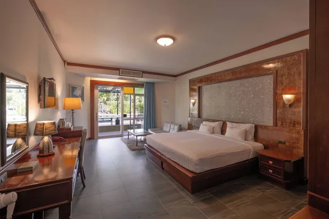 Junior Suite, Double Bed, Pool Front، Erawan Hotel 9/10