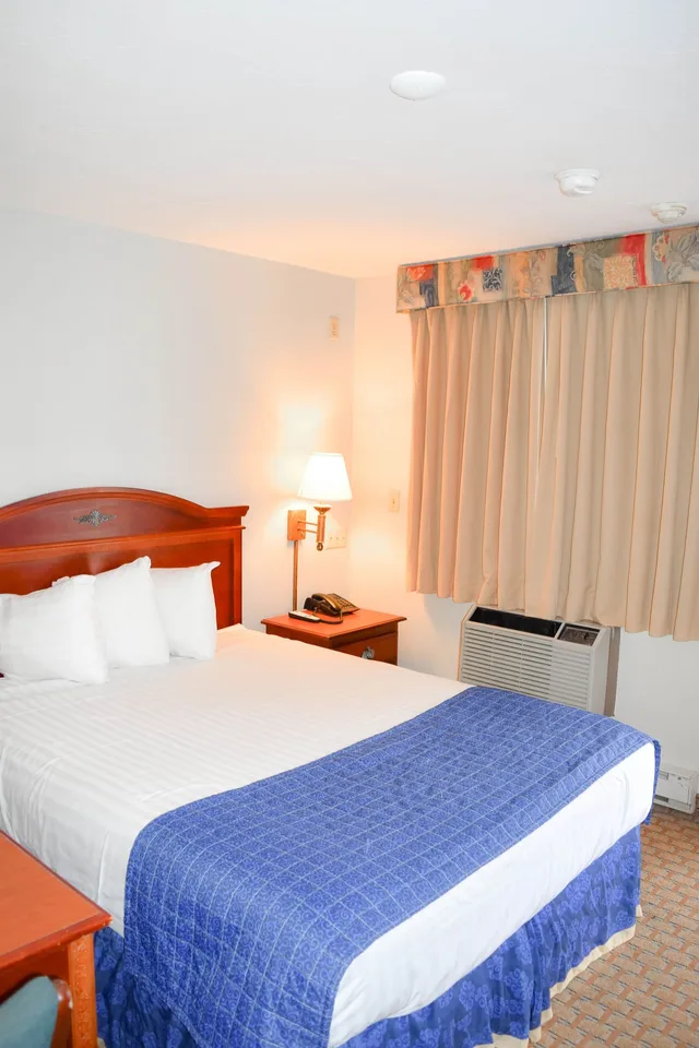 غرفة بسرير كوين، Knights Inn North Attleboro 2/9