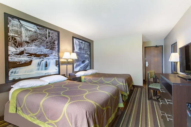 غرفة بسريرين مزدوجين، Super 8 by Wyndham Weston WV 2/4