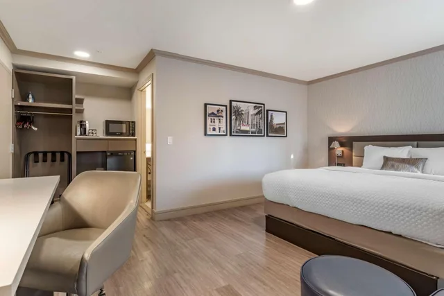 Room, King Bed, Bathtub, Best Western Plus Executive Suites 8/10