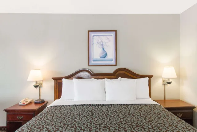 غرفة قياسية بسرير كينج، Days Inn By Wyndham West Point 2/3