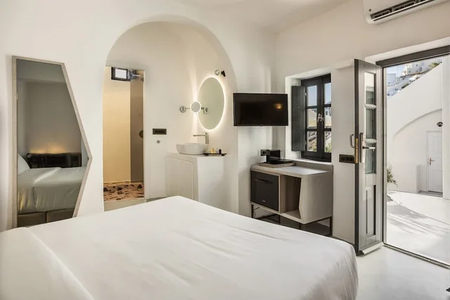 Superior, Deluxe, Suite, Queen Bed, Caldera and Sea View، Sunrocks Hotel - Adults Only 2/6