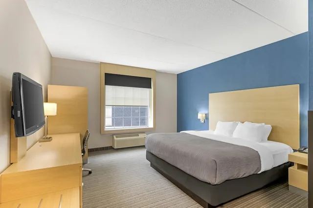 غرفة قياسية بسرير كينج في الطابق الأرضي، Quality Inn & Suites Oakville 6/10