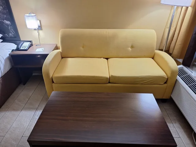 جناح بسرير كينج مع أريكة لذوي الإعاقة، Super 8 by Wyndham Weslaco 8/10