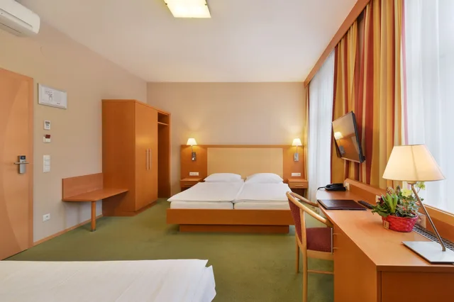 غرفة ثلاثية بسرير مزدوج وسرير فردي، Lucia Hotel 3/5