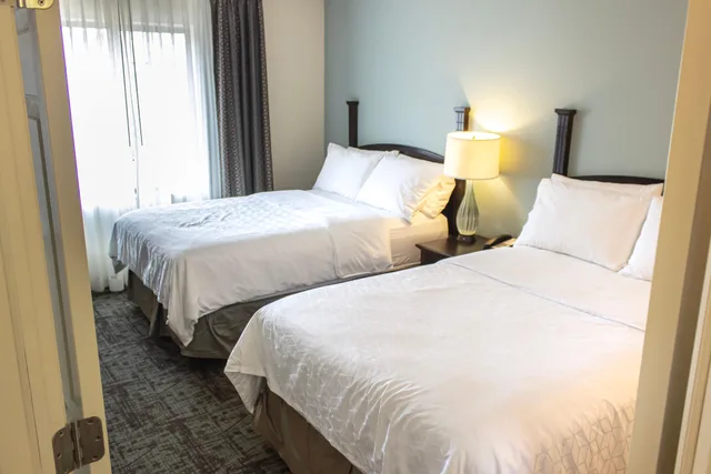 جناح بسرير كينج وسريرين مزدوجين بغرفتي نوم مع أريكة، Staybridge Suites Minot 2/2