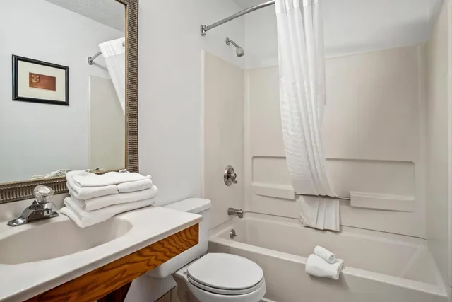 غرفة بسرير كوين بحوض جاكوزي، Econo Lodge Inn & Suites Auburn, MI 5/8