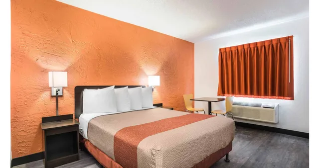 غرفة بسرير كينج بجاكوزي، Motel6 Elk Grove Village, IL 3/5