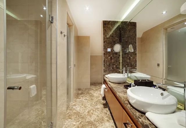 غرفة بريميوم بسرير كينج بإطلالة على النهر بشرفة، Crowne Plaza Borjomi 2/5