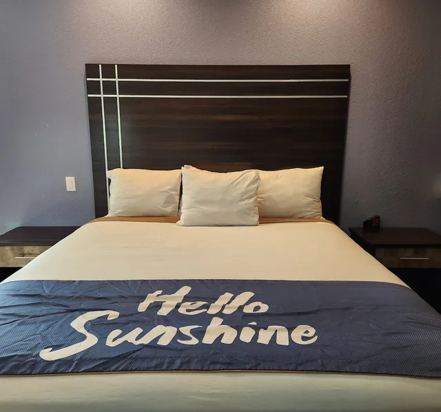 غرفة بسرير كينج، Days Inn & Suites By Wyndham La Porte 3/6