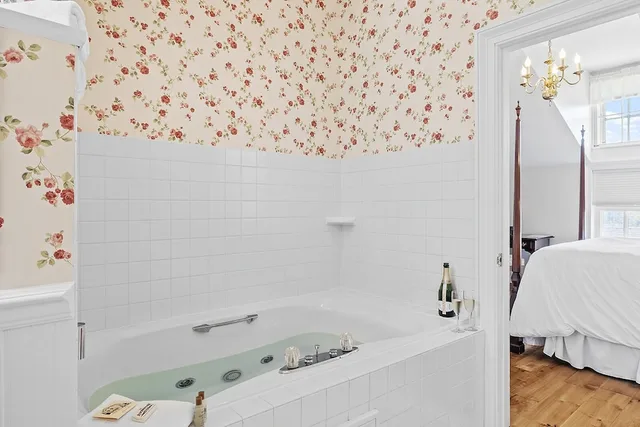 Signature, Suite, Queen Bed, Two Story, Jetted Tub، The Rochester Inn, A Historic Hotel 8/10