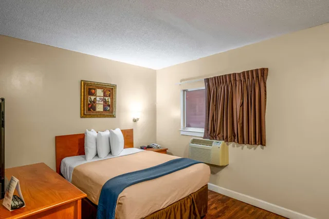 غرفة بسرير كوين، Suburban Studios Airport 3/10