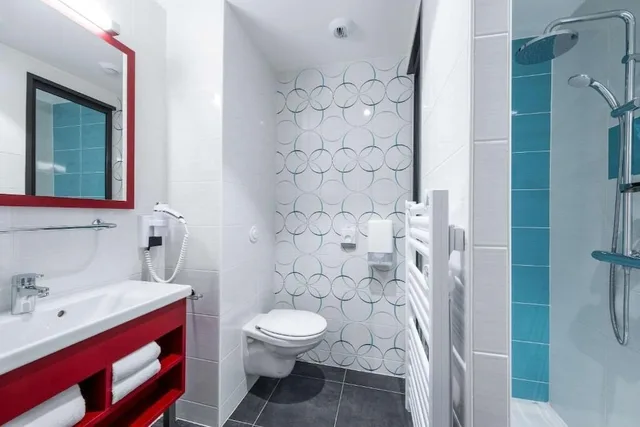 غرفة بسرير كينج، Brit Hotel Figeac 7/8