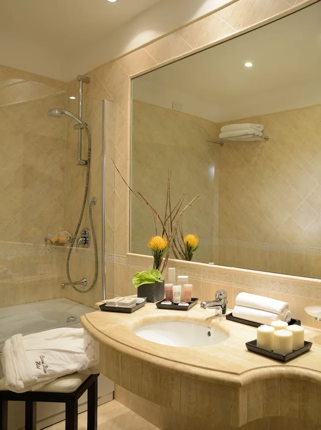 غرفة كلاسيكية بسرير مزدوج أو سريرين منفصلين بإطلالة على المدينة، Colonna Palace Hotel 2/2