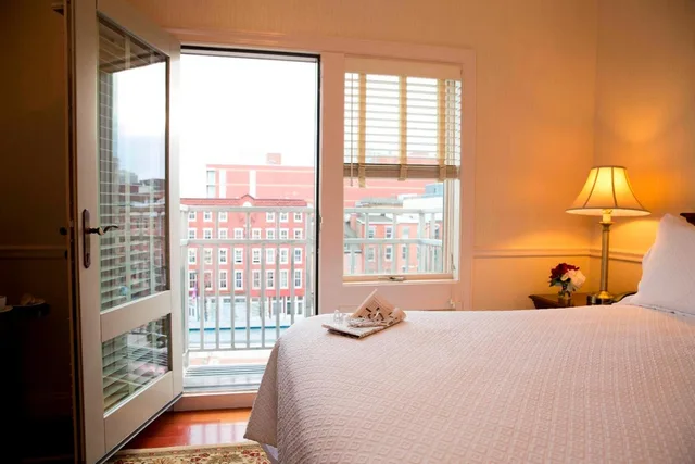 Deluxe, Queen Bed, Penn's View Hotel 3/9
