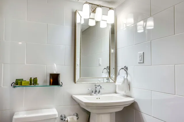 غرفة بسرير كوين لذوي الإعاقة، The Campbell House Lexington, Curio Collection by Hilton 3/3
