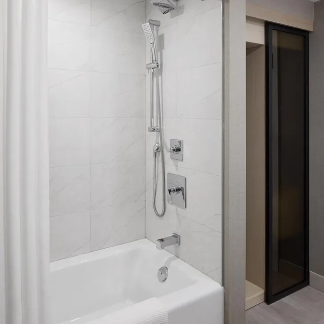 Room, King Bed, Concierge Level، Toronto Airport Marriott 4/6