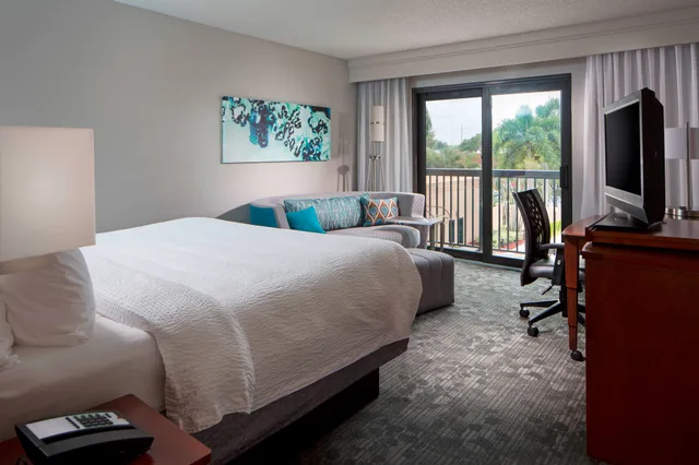 غرفة بسرير كينج بإطلالة على المسبح، Sonesta Select Boca Raton 2/3