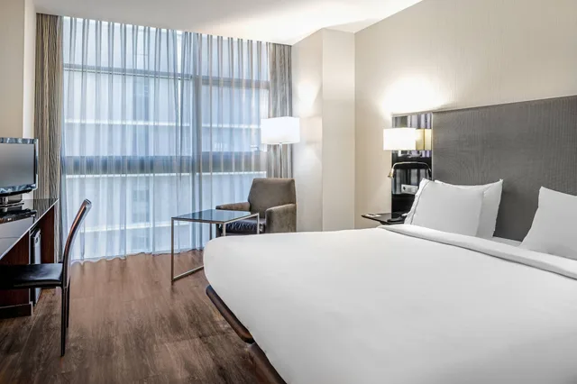 غرفة بسرير كوين، AC Hotel Som by Marriott 2/14