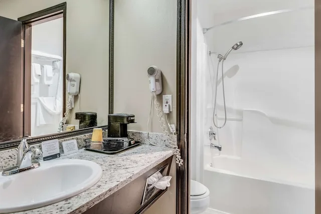 غرفة بسرير كوين يُسمح فيها بالحيوانات الأليفة لذوي الإعاقة، Quality Inn Cle Elum-Ellensburg 2/2