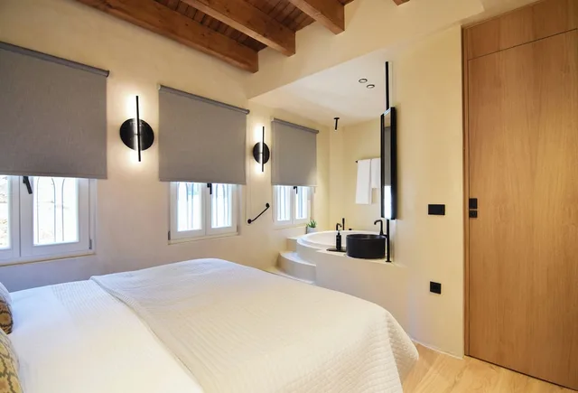 غرفة داخلية بسرير مزدوج بحوض استحمام، Consolato Boutique Suites 2/10