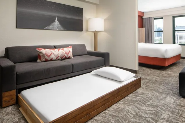 جناح بسريرين كوين بإطلالة على المدينة مع أريكة، SpringHill Suites Dallas Downtown/West End 2/5