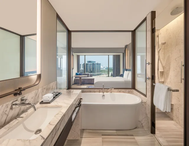 غرفة بسرير مزدوج بإطلالة على النهر، Hilton Saigon 3/4
