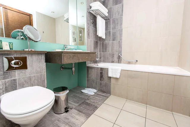 غرفة بريميير عائلية بسرير كينج مع أريكة، Hilton London Canary Wharf 2/2