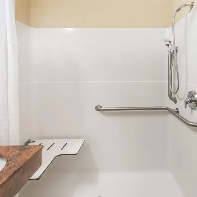Room, King Bed, Accessible, Baymont by Wyndham Savannah/Garden City 5/5