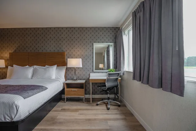 جناح استوديو فاخر بسرير كينج، Monte Carlo Inn Oakville Suites 1/9