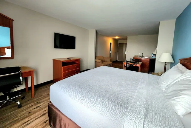 جناح بسرير كينج بحوض جاكوزي، Days Inn & Suites By Wyndham Thibodaux 1/10