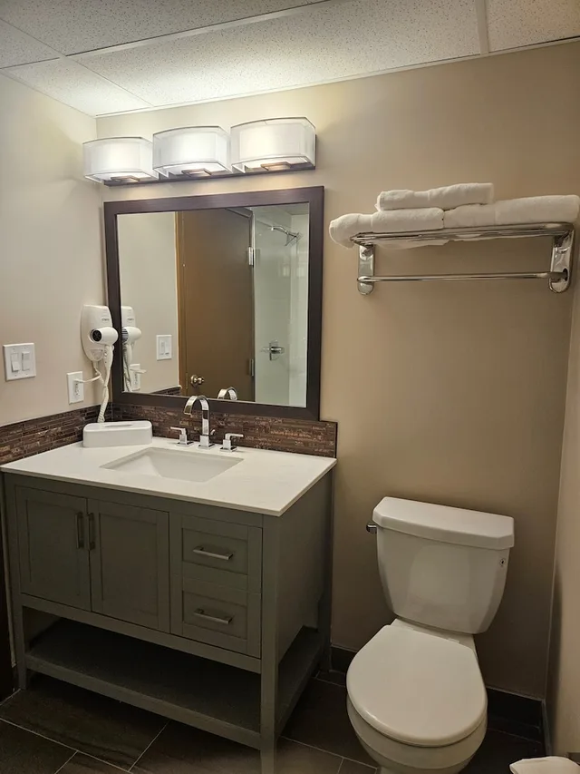 Efficiency, King Bed, Kitchen، Super 8 By Wyndham Spruce Grove 3/7