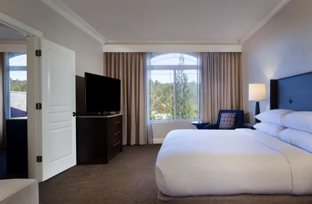 جناح بسرير كينج مع أريكة، Hilton Santa Cruz/Scotts Valley 2/7