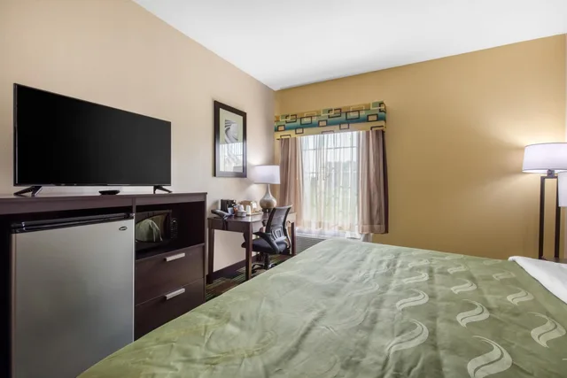 غرفة بسرير كينج لذوي الإعاقة، Quality Inn Cadiz, KY 2/4