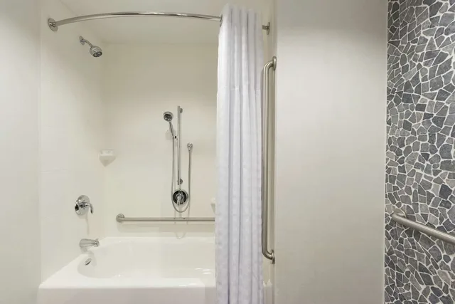 غرفة بسرير كينج بحوض استحمام لذوي الإعاقة، Hilton Garden Inn Calgary Downtown 4/4