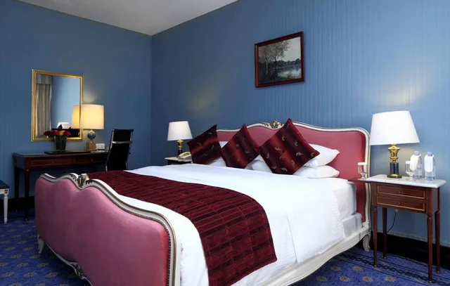 غرفة كلاسيكية بسرير كينج وسرير كوين للمدخنين، فندق انتركونتيننتال - الطائف (Intercontinental Taif) 2/10