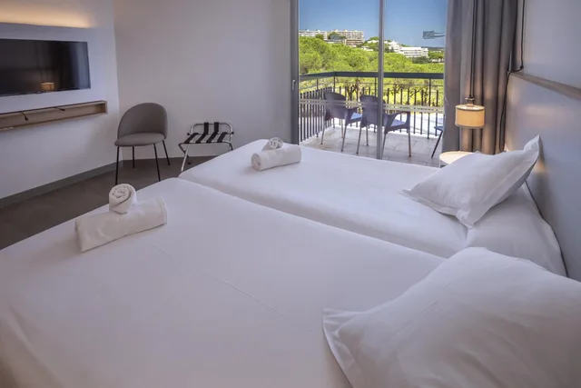Room, Twin Beds, Lateral Side Sea View, GHT S Agaro Mar 8/10