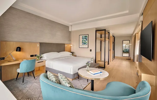 Deluxe, King Bed, Accessible, Hyatt Regency London Olympia 5/6
