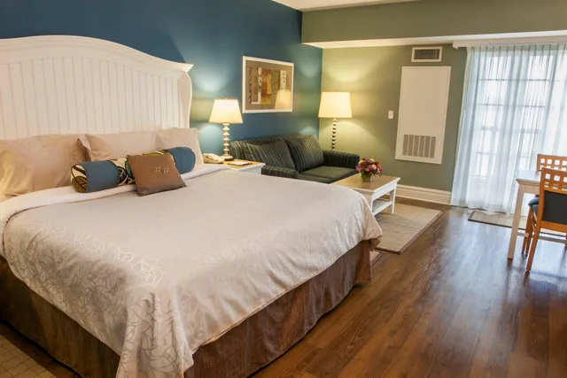 غرفة بسرير كينج بإطلالة على البحيرة بشرفة، Watkins Glen Harbor Hotel 1/6