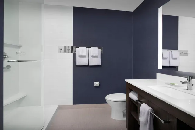 غرفة بسرير كينج بإطلالة على البحر بغرفة نوم واحدة مع أريكة، Residence Inn by Marriott Galveston Island 4/6