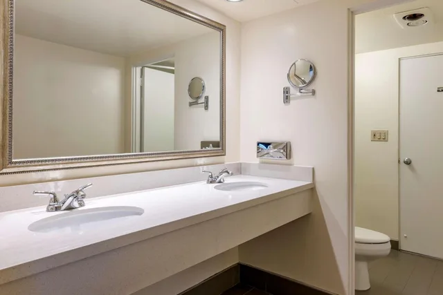 جناح بسرير كينج بشرفة مع أريكة، Best Western Plus Thousand Oaks Inn 7/8