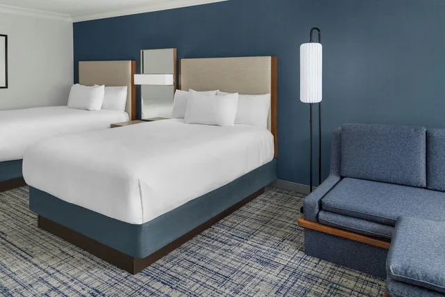 Room, 2 Queen Beds, Sofa, Balcony, Courtyard By Marriott Palo Alto Los Altos 2/5