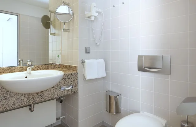 غرفة ديلوكس بسريرين منفصلين، Lindner Hotel Dusseldorf Airport, part of JdV by Hyatt 5/10