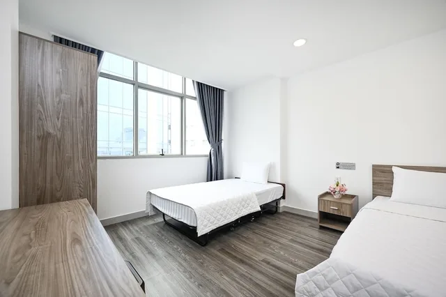غرفة ديلوكس ثلاثية بسرير كوين وسرير فردي بإطلالة على المدينة، Yoko Airport Saigon Hotel 7/10