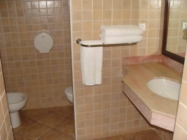 غرفة فاخرة بسرير مزدوج بإطلالة جزئية على البحر، Intouriste Hotel & Suites 9/10
