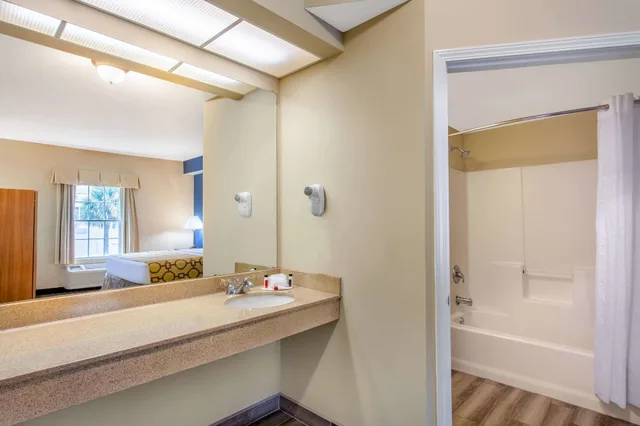 غرفة بسريرين مزدوجين لذوي الإعاقة، Baymont By Wyndham Jacksonville/Butler Blvd 2/3