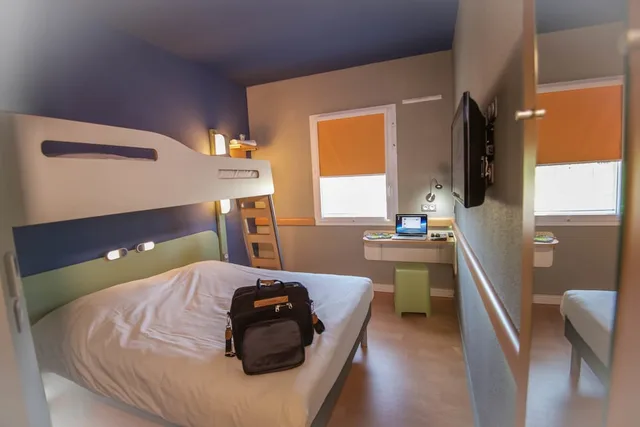 غرفة ثلاثية بسرير مزدوج وسرير بطابقين، Ibis Budget Saint Martin De Crau Porte De Camargue 1/9