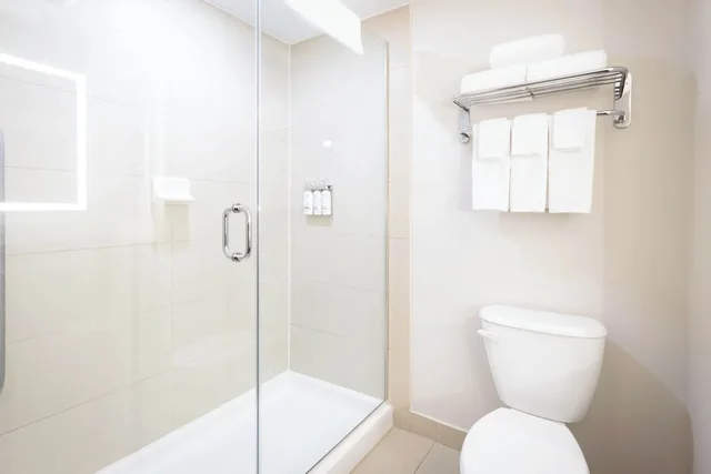جناح بسرير كينج بمنطقة جلوس، Holiday Inn Express Hotel Suites Kingston 5/8