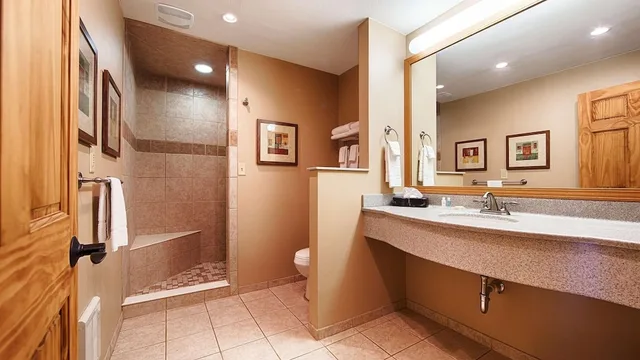 كابينة بسرير كينج مع أريكة، Crossroads Hotel & Event Center 7/9