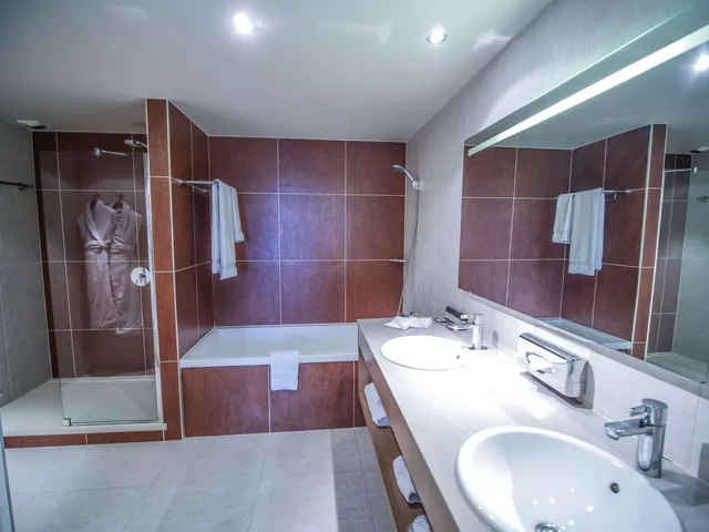 جناح جونيور بسرير كينج، Pullman Bordeaux Lac 9/10